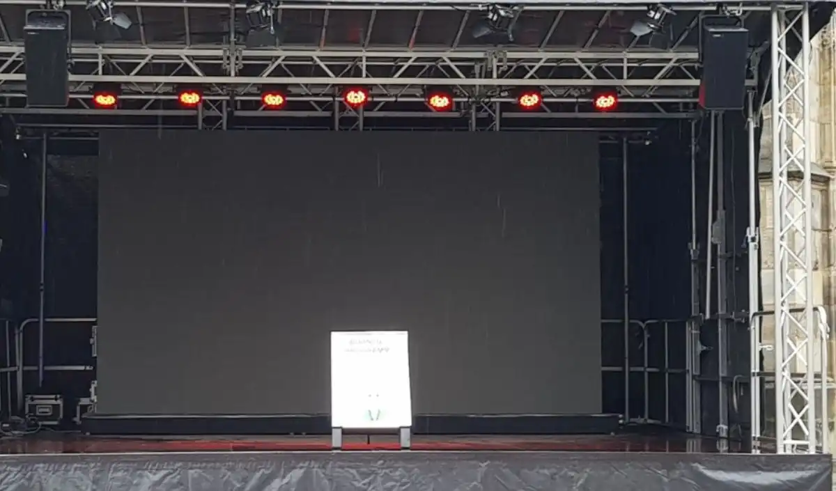Unsere mobilen Bühnen von Stagemobil - in unter einer Stunde aufgebaut